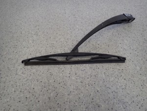 TOYOTA AYGO 06-12 RAMIE WYCIERACZKI TYLNEJ 1/4 MINIATURA