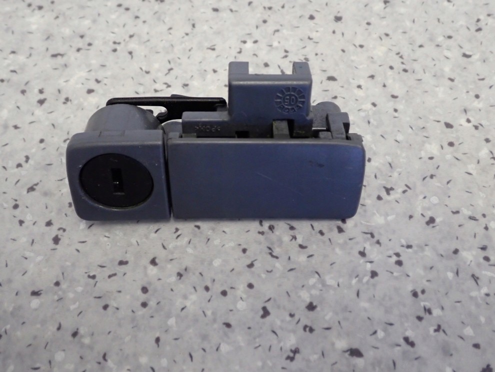 NISSAN PRIMERA P12 ZAMEK SCHOWKA PASAŻERA 1/4