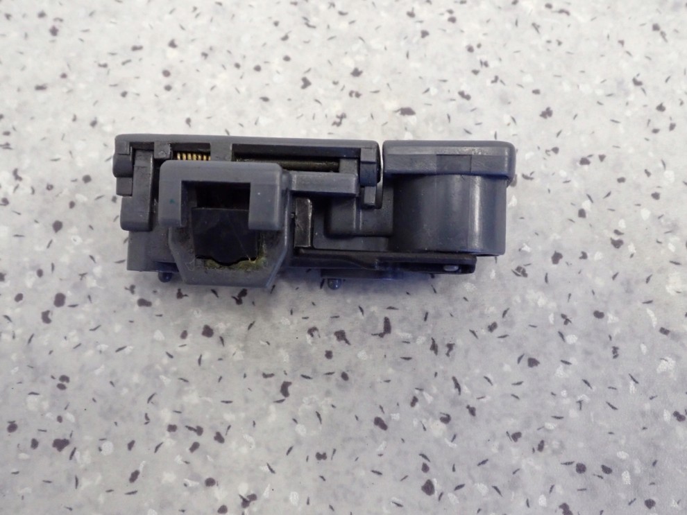 NISSAN PRIMERA P12 ZAMEK SCHOWKA PASAŻERA 3/4