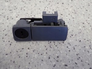 NISSAN PRIMERA P12 ZAMEK SCHOWKA PASAŻERA 1/4 MINIATURA