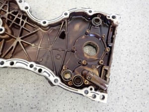 SUZUKI SWIFT 1.3 BENZ 04-09 OSŁONA OBUDOWA ROZRZĄDU POMPA OLEJOWA 3/5 MINIATURA