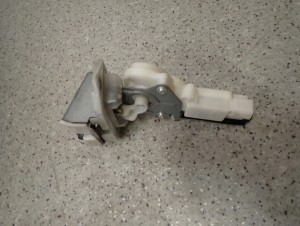 SUZUKI SX4 SEDICI 06-13 ZAMEK KLAPY TYLNEJ TYŁ 3/4 MINIATURA