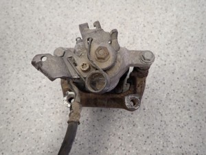 HYUNDAI IX20 KIA VENGA 09- ZACISK TYLNY PRAWY 4/7 MINIATURA