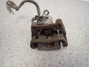 HYUNDAI IX20 KIA VENGA 09- ZACISK TYLNY PRAWY 5/7 MINIATURA