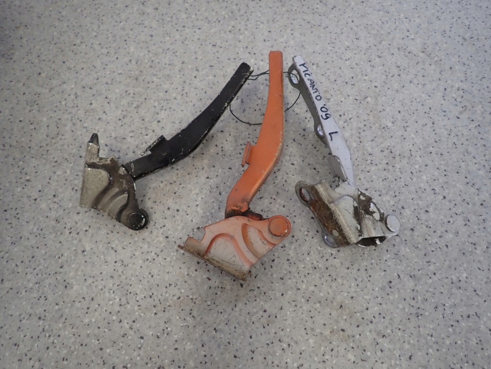 KIA PICANTO 04-11 ZAWIAS MASKI LEWY 1/3