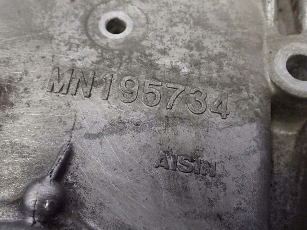 MITSUBISHI COLT 04-08 1.1 BENZYNA OSŁONA OBUDOWA ROZRZĄDU POMPA OLEJU 5/8