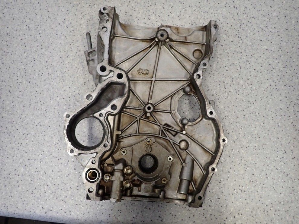 MITSUBISHI COLT 04-08 1.1 BENZYNA OSŁONA OBUDOWA ROZRZĄDU POMPA OLEJU 6/8