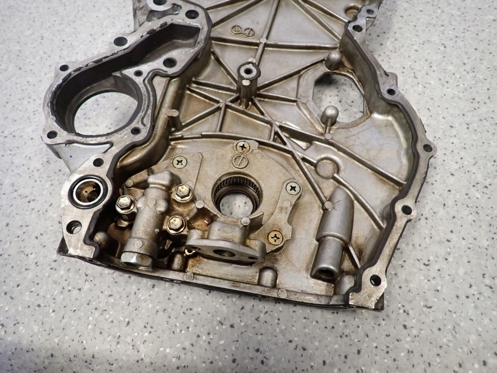 MITSUBISHI COLT 04-08 1.1 BENZYNA OSŁONA OBUDOWA ROZRZĄDU POMPA OLEJU 7/8