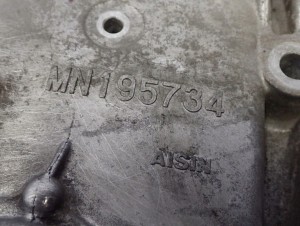 MITSUBISHI COLT 04-08 1.1 BENZYNA OSŁONA OBUDOWA ROZRZĄDU POMPA OLEJU 5/8 MINIATURA