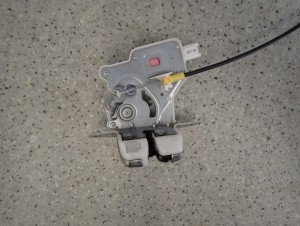 SUZUKI CELERIO 14-19 ZAMEK TYLNEJ KLAPY 5/7 MINIATURA