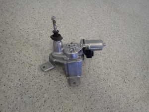 SUZUKI CELERIO 14-19 SILNICZEK WYCIERACZEK TYLNEJ KLAPY 1/6 MINIATURA