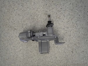 SUZUKI CELERIO 14-19 SILNICZEK WYCIERACZEK TYLNEJ KLAPY 6/6 MINIATURA