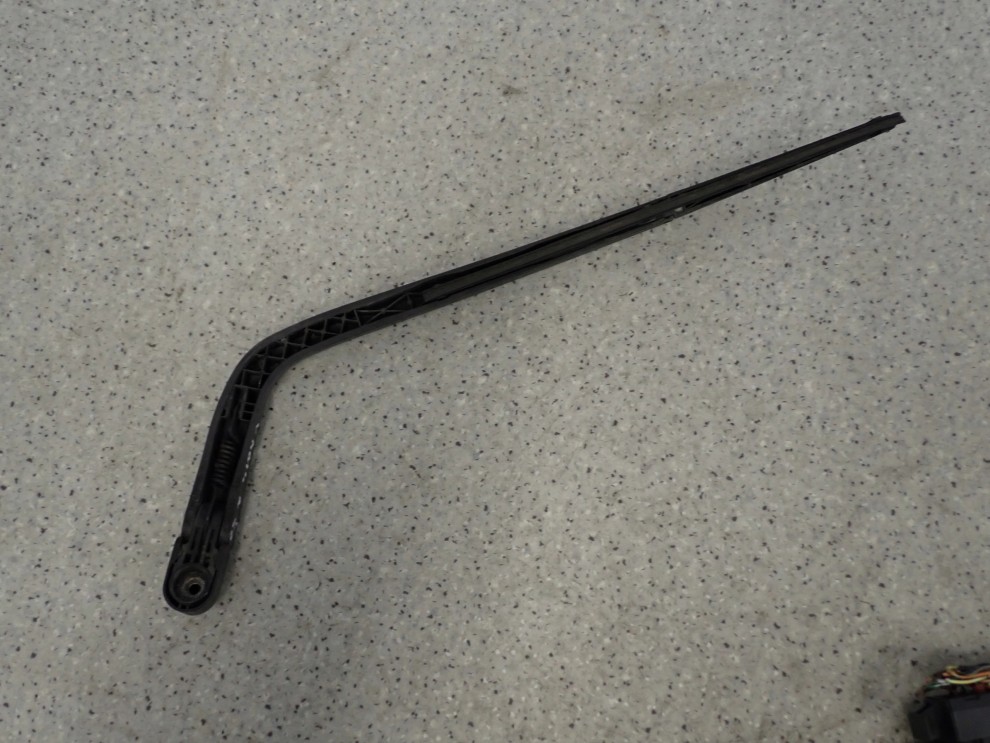 TOYOTA YARIS I JP 99-05 RAMIE WYCIERACZKI TYLNEJ 4/4