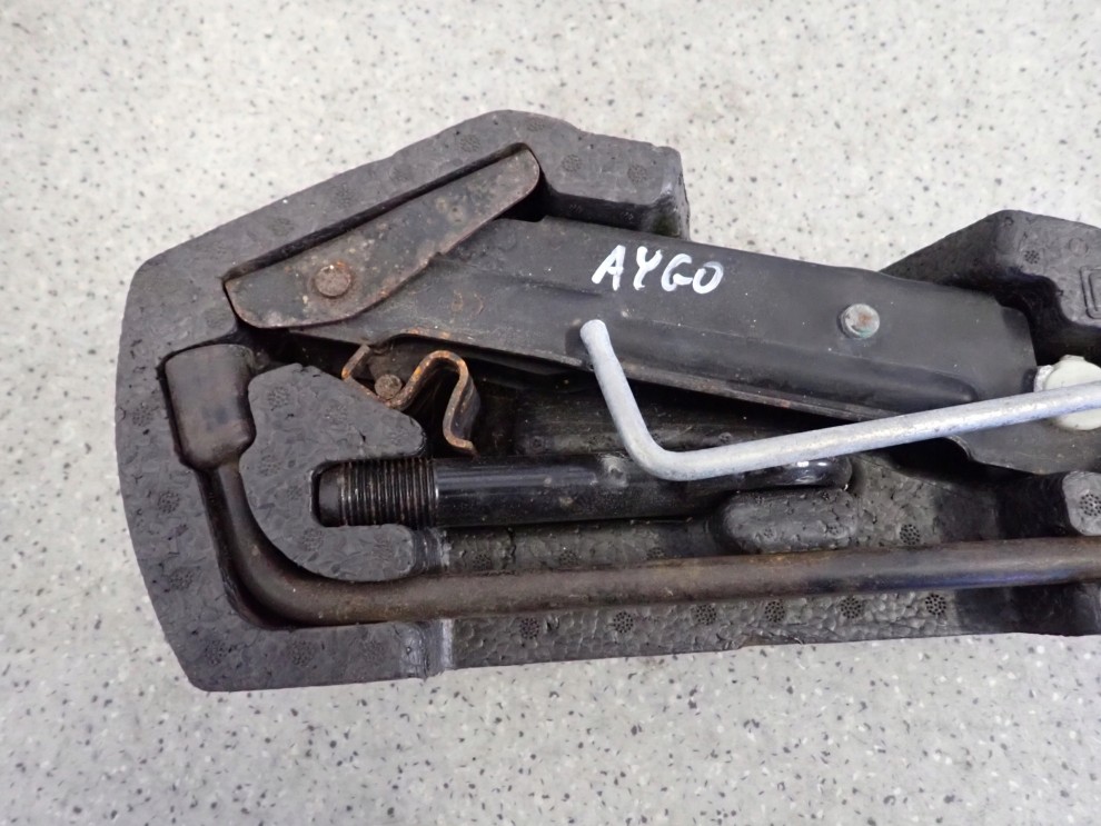 TOYOTA AYGO 05- PODNOŚNIK SAMCHODOWY KLUCZ DO KÓŁ STYROPIAN ZESTAW 2/4