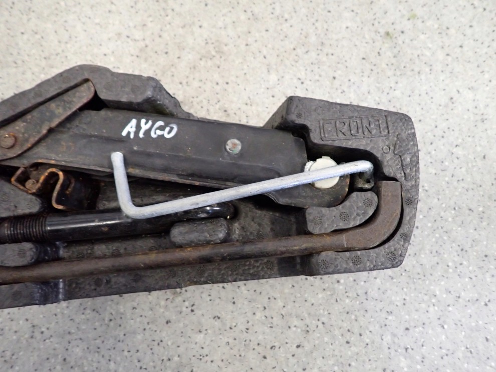 TOYOTA AYGO 05- PODNOŚNIK SAMCHODOWY KLUCZ DO KÓŁ STYROPIAN ZESTAW 3/4