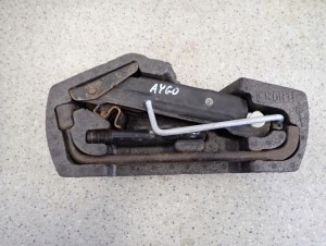 TOYOTA AYGO 05- PODNOŚNIK SAMCHODOWY KLUCZ DO KÓŁ STYROPIAN ZESTAW 1/4 MINIATURA