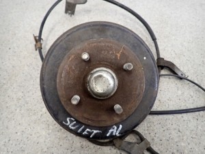 SUZUKI SWIFT JP JS 04-09 PIASTA BĘBEN HAMULCOWY TYLNY LEWY 2/9 MINIATURA