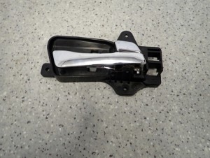 HYUNDAI i30 07-12 KLAMKA DRZWI PRZEDNIA PRAWA WEWNĘTRZNA CHROM 1/6 MINIATURA
