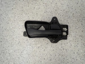 HYUNDAI i30 07-12 KLAMKA DRZWI PRZEDNIA PRAWA WEWNĘTRZNA CHROM 6/6 MINIATURA