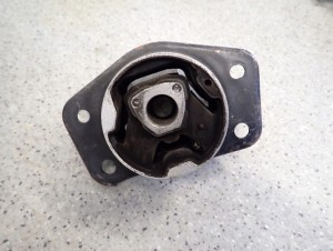 MITSUBISHI COLT 04-12 1.1 BENZYNA PODUSZKA SILNIKA LEWA 6/6 MINIATURA