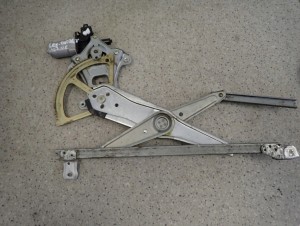 SUBARU LEGACY OUTBACK 03-06 PODNOŚNIK SZYBY PRZEDNI PRAWY 1/3 MINIATURA