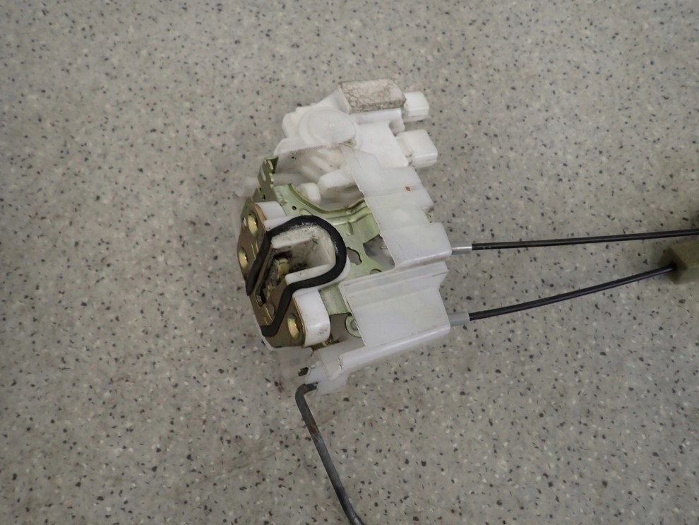 SUBARU LEGACY OUTBACK 03-06 ZAMEK PRZEDNI PRAWY 6/7