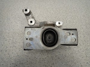 NISSAN NOTE E11 1.6i 06-11 PODUSZKA SILNIKA PRAWA 1/5 MINIATURA