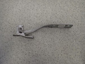 HONDA CIVIC VIII UFO 06- ZAWIAS MASKI PRZEDNI PRAWY 2/3 MINIATURA