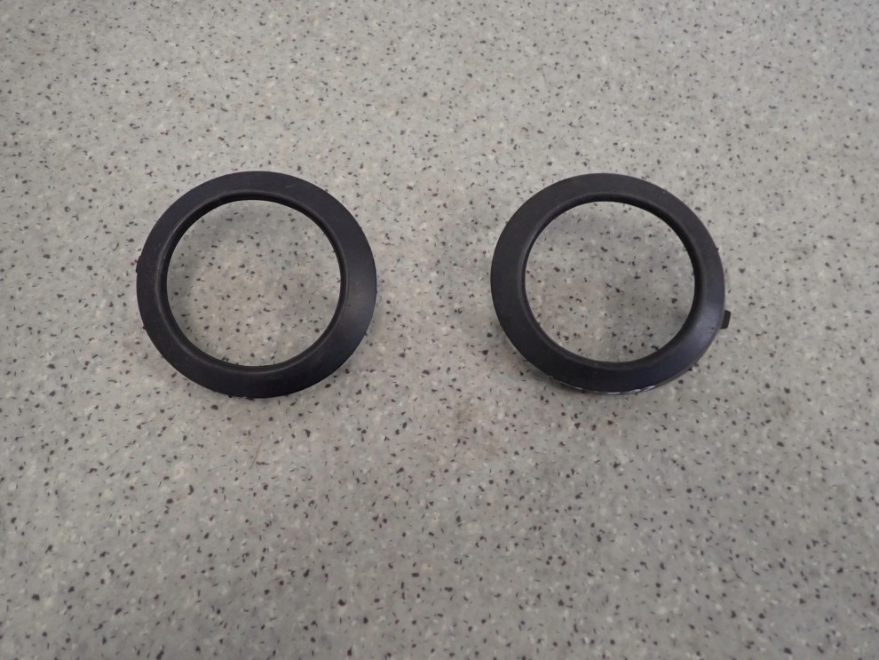 TOYOTA COROLLA VERSO 01-03 RAMKA HALOGENU ZAŚLEPKA W ZDERZAK 1/6