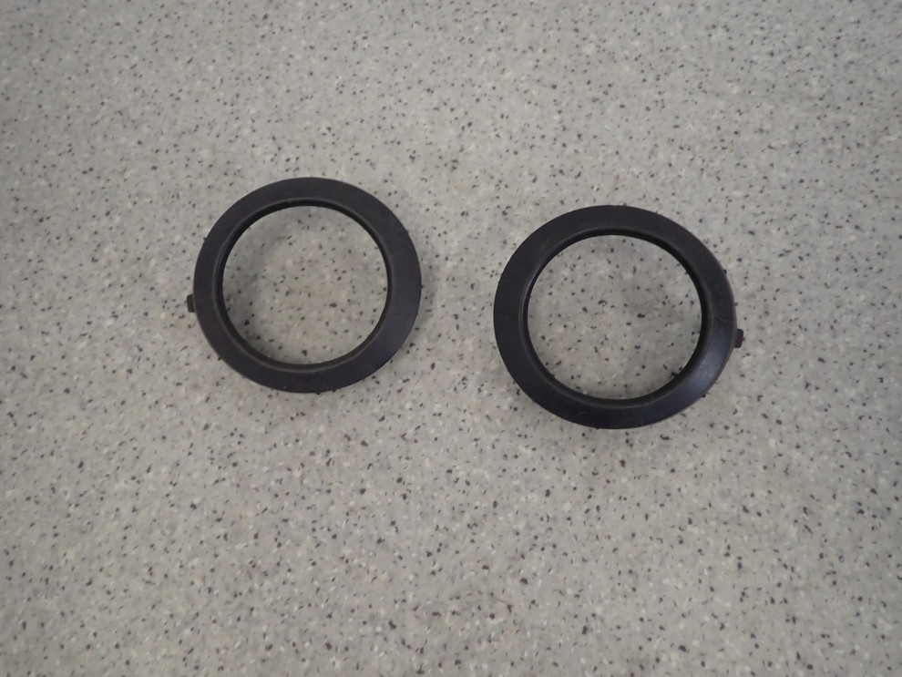 TOYOTA COROLLA VERSO 01-03 RAMKA HALOGENU ZAŚLEPKA W ZDERZAK 4/6