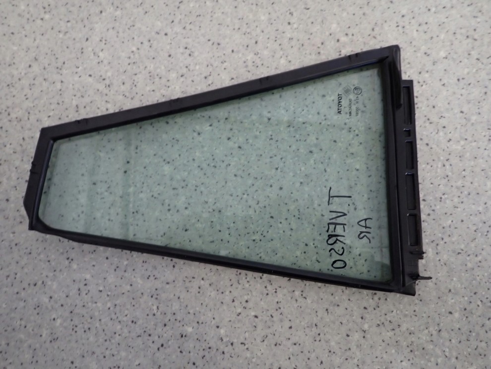 TOYOTA VERSO 09-13 SZYBA TYLNA PRAWA TRÓJKĄT 2/2