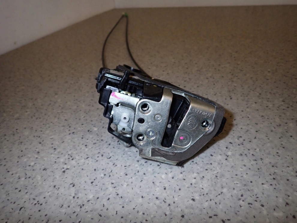 TOYOTA VERSO 09-13 ZAMEK DRZWI TYLNY PRAWY 3/6