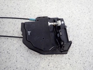 TOYOTA VERSO 09-13 ZAMEK DRZWI TYLNY PRAWY 5/6 MINIATURA