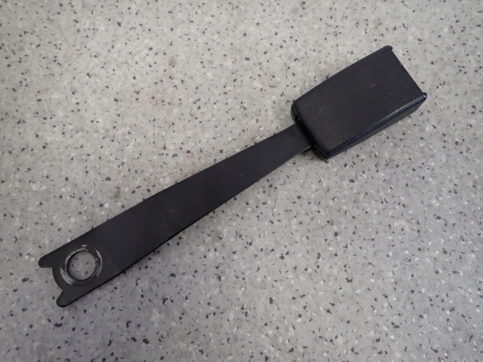 TOYOTA YARIS I 99-05 ZAPINKA PASA BEZPIECZEŃSTWA PRZEDNIA 1/3