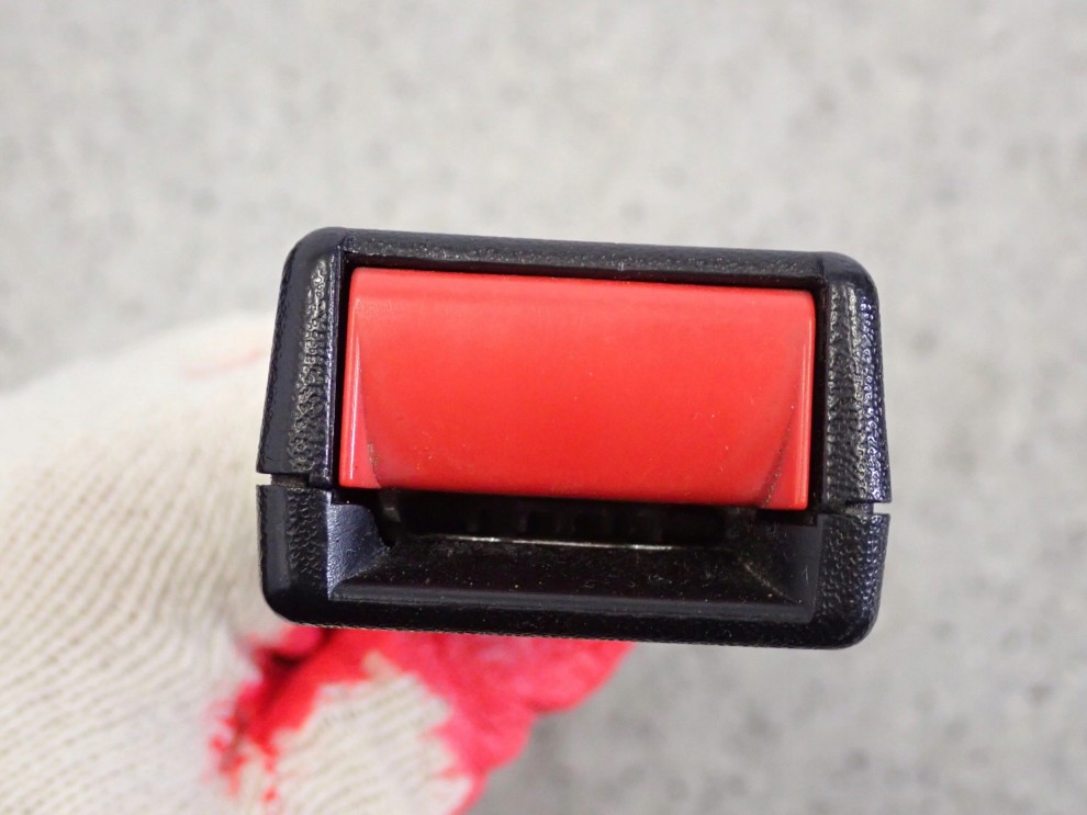 TOYOTA YARIS I 99-05 ZAPINKA PASA BEZPIECZEŃSTWA PRZEDNIA 3/3