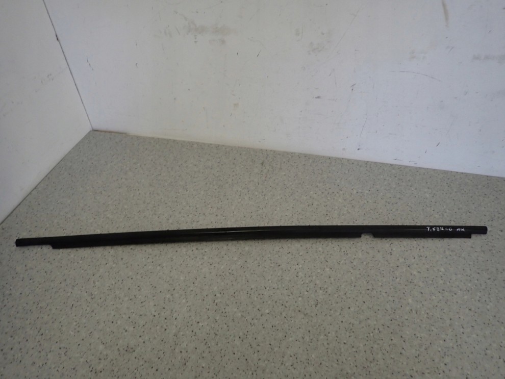 TOYOTA VERSO 09-13 LISTWA ZGARNIAJĄCA SZYBY TYLNA PRAWA 1/8