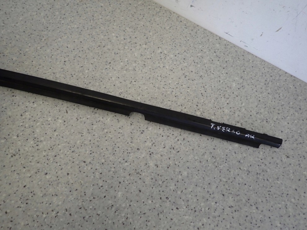 TOYOTA VERSO 09-13 LISTWA ZGARNIAJĄCA SZYBY TYLNA PRAWA 5/8