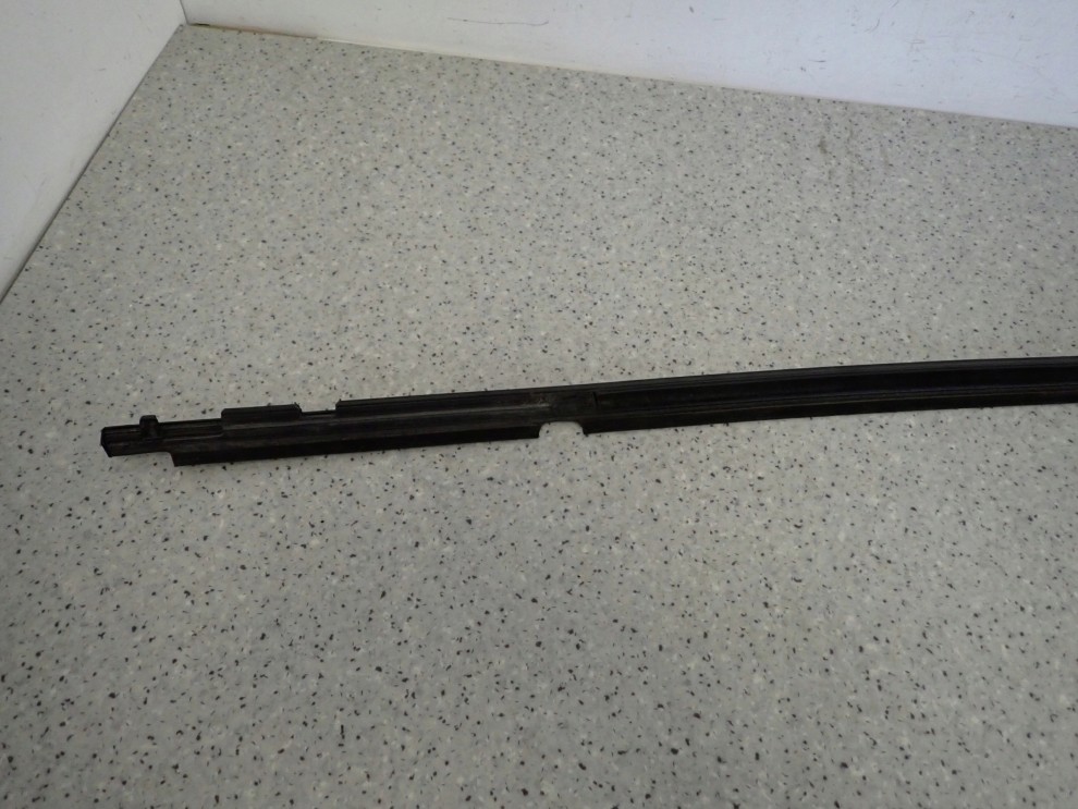 TOYOTA VERSO 09-13 LISTWA ZGARNIAJĄCA SZYBY TYLNA PRAWA 7/8