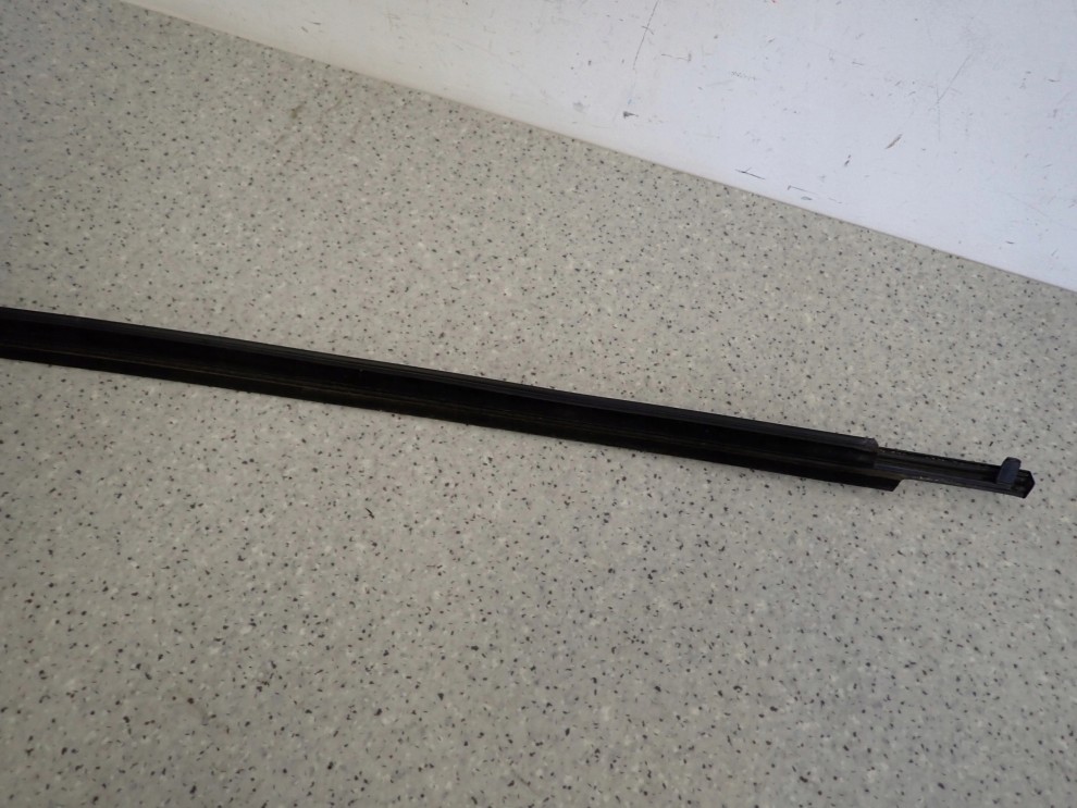 TOYOTA VERSO 09-13 LISTWA ZGARNIAJĄCA SZYBY TYLNA PRAWA 8/8