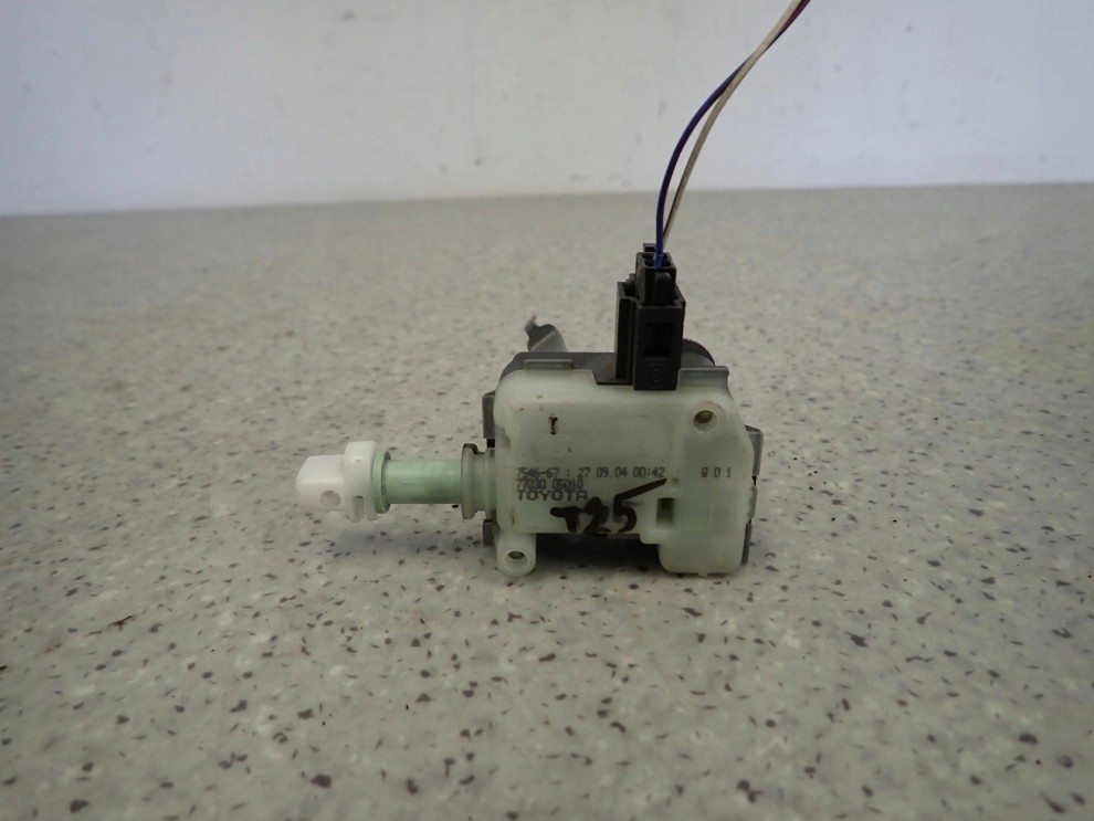 TOYOTA AVENSIS T25 02- SIŁOWNIK KLAPKI WLEWU PALIWA 1/6