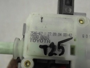 TOYOTA AVENSIS T25 02- SIŁOWNIK KLAPKI WLEWU PALIWA 2/6 MINIATURA