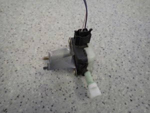 TOYOTA AVENSIS T25 02- SIŁOWNIK KLAPKI WLEWU PALIWA 3/6 MINIATURA