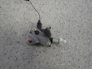 TOYOTA AVENSIS T25 02- SIŁOWNIK KLAPKI WLEWU PALIWA 4/6 MINIATURA