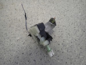 TOYOTA AVENSIS T25 02- SIŁOWNIK KLAPKI WLEWU PALIWA 6/6 MINIATURA