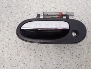 NISSAN ALMERA N16 00- KLAMKA PRZEDNIA LEWA 5/10 MINIATURA