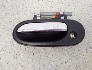 NISSAN ALMERA N16 00- KLAMKA PRZEDNIA LEWA 6/10 MINIATURA