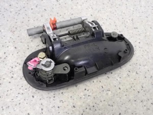 NISSAN ALMERA N16 00- KLAMKA PRZEDNIA LEWA 8/10 MINIATURA