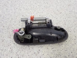 NISSAN ALMERA N16 00- KLAMKA PRZEDNIA LEWA 9/10 MINIATURA