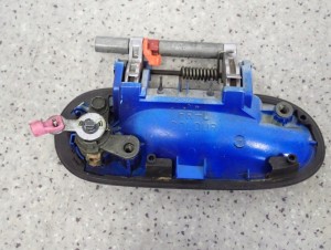 NISSAN ALMERA N16 00- KLAMKA PRZEDNIA LEWA 6/8 MINIATURA