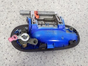 NISSAN ALMERA N16 00- KLAMKA PRZEDNIA LEWA 8/8 MINIATURA